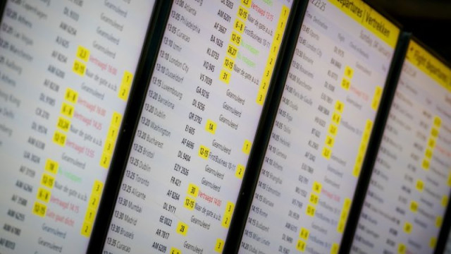 Силен снеговалеж парализира въздушния железопътния и пътния трафик в Нидерландия в понеделник